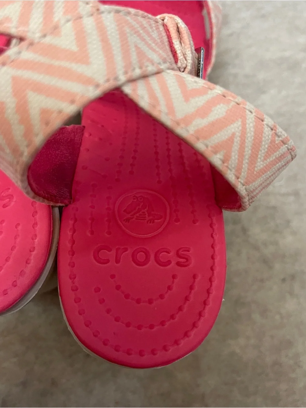 CROCS Leigh Graphic Ankle 2 Strap Wedge Comfort Sandals Womens size 9